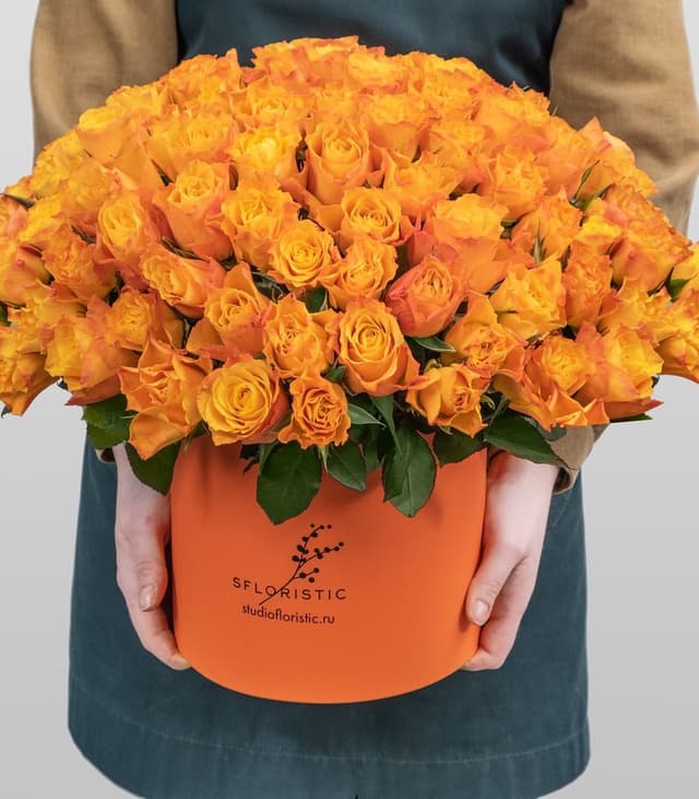 Композиция из оранжевых Роз Кения 101 шт в шляпной коробке «Спелый апельсин» Композиция из оранжевых Роз Кения 101 шт в шляпной коробке «Спелый апельсин»