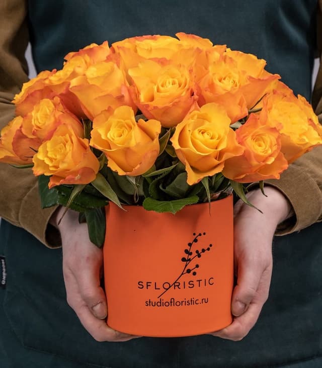 Композиция из оранжевых Роз Кения 25 шт в шляпной коробке «Сладкая хурма» Композиция из оранжевых Роз Кения 25 шт в шляпной коробке «Сладкая хурма»