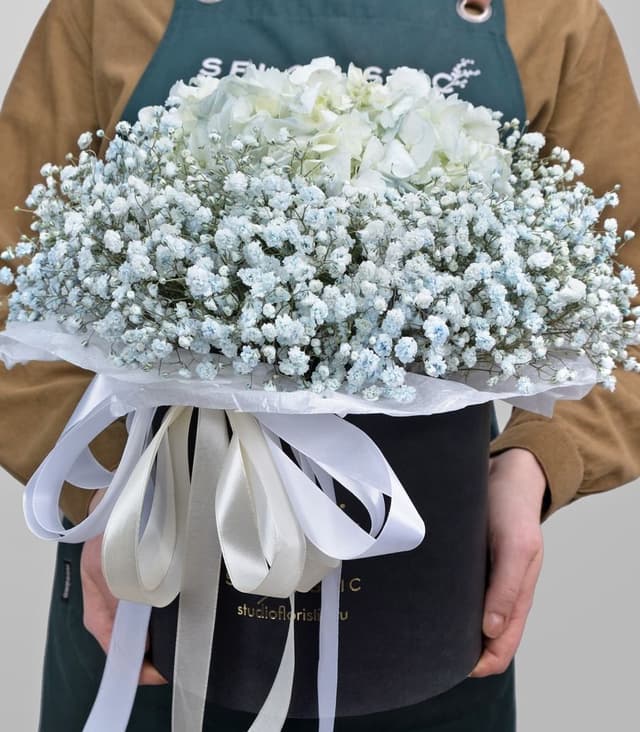 Композиция из Гипсофилы и Гортензии в шляпной коробке «Лазурный берег» Композиция из Гипсофилы и Гортензии в шляпной коробке «Лазурный берег»