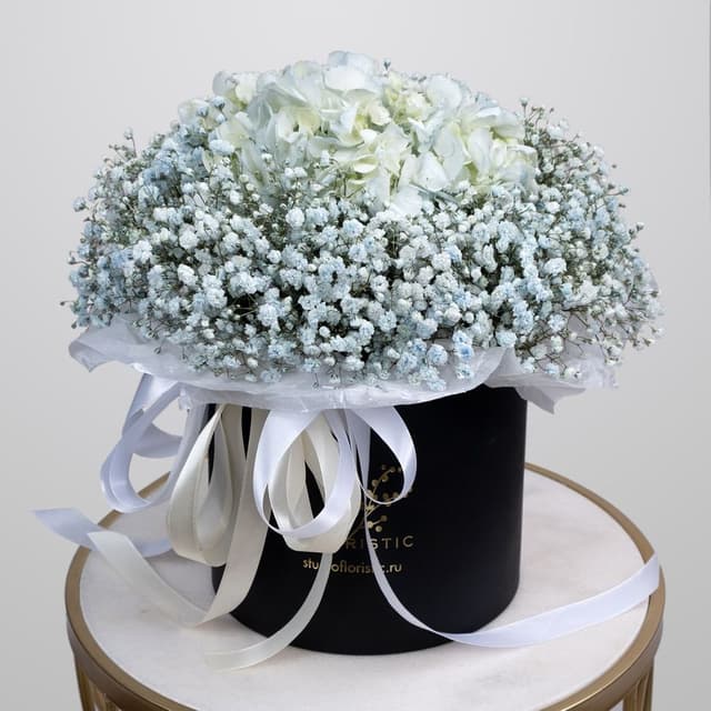 Композиция из Гипсофилы и Гортензии в шляпной коробке «Лазурный берег» Композиция из Гипсофилы и Гортензии в шляпной коробке «Лазурный берег»