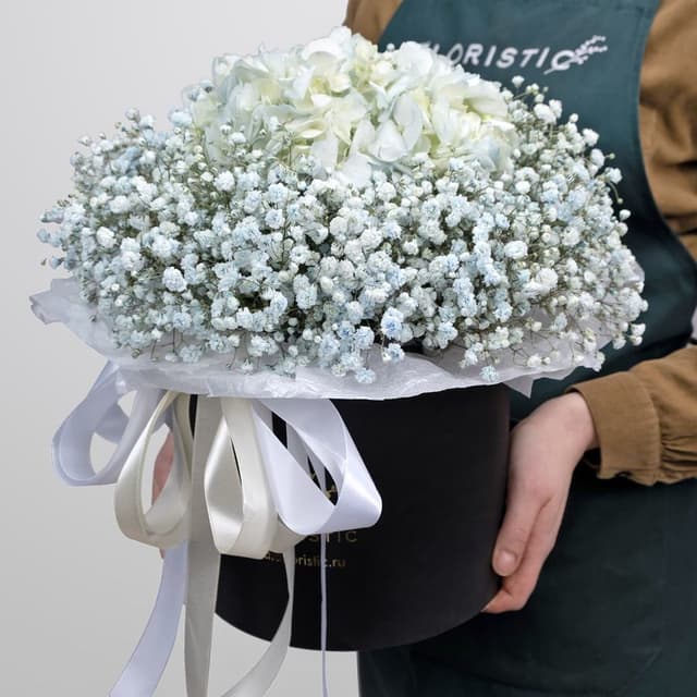 Композиция из Гипсофилы и Гортензии в шляпной коробке «Лазурный берег» Композиция из Гипсофилы и Гортензии в шляпной коробке «Лазурный берег»