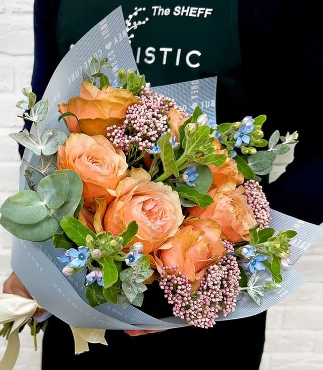 Букет из Розы Кахала и Оксипеталума "Проблеск" Букет из Розы Кахала и Оксипеталума "Проблеск"