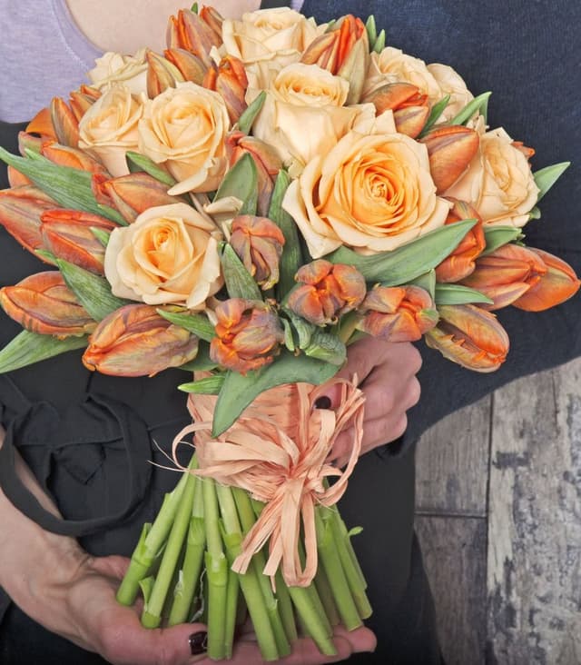 Букет из Роз и Тюльпанов «Персиковый букет» Букет из Роз и Тюльпанов «Персиковый букет»