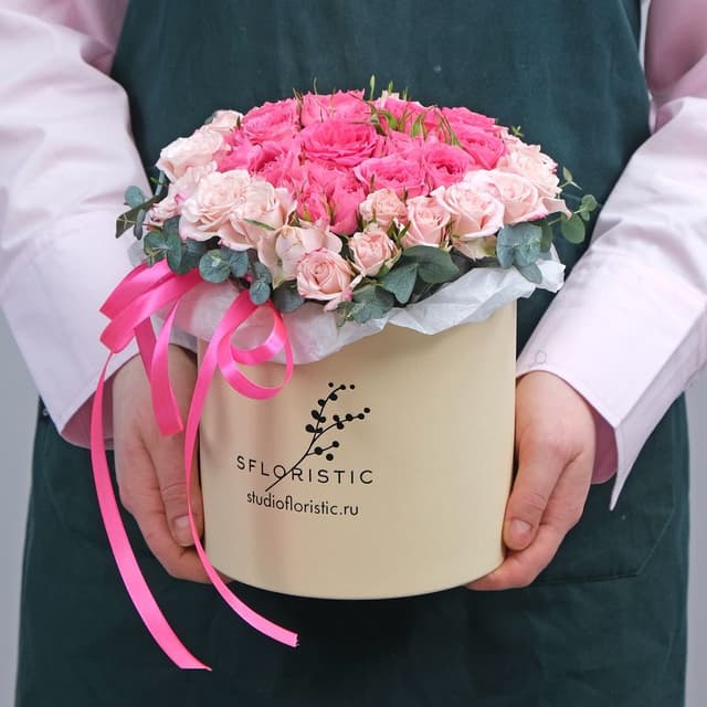 Композиция из Кустовой Розы в шляпной коробке «Розовое сердце» Композиция из Кустовой Розы в шляпной коробке «Розовое сердце»