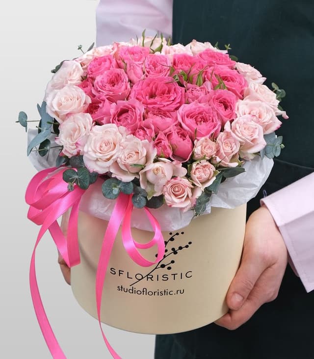 Композиция из Кустовой Розы в шляпной коробке «Розовое сердце» Композиция из Кустовой Розы в шляпной коробке «Розовое сердце»