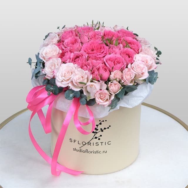 Композиция из Кустовой Розы в шляпной коробке «Розовое сердце» Композиция из Кустовой Розы в шляпной коробке «Розовое сердце»