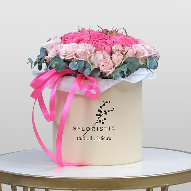 Композиция из Кустовой Розы в шляпной коробке «Розовое сердце» Композиция из Кустовой Розы в шляпной коробке «Розовое сердце»
