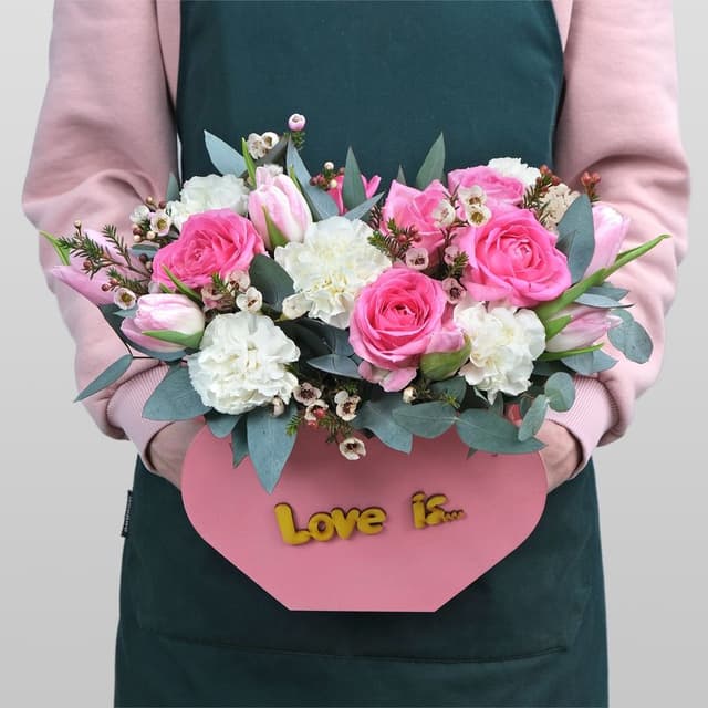 Композиция из Роз, Гвоздики и Тюльпанов в ящике «Любовь это» Композиция из Роз, Гвоздики и Тюльпанов в ящике «Любовь это»