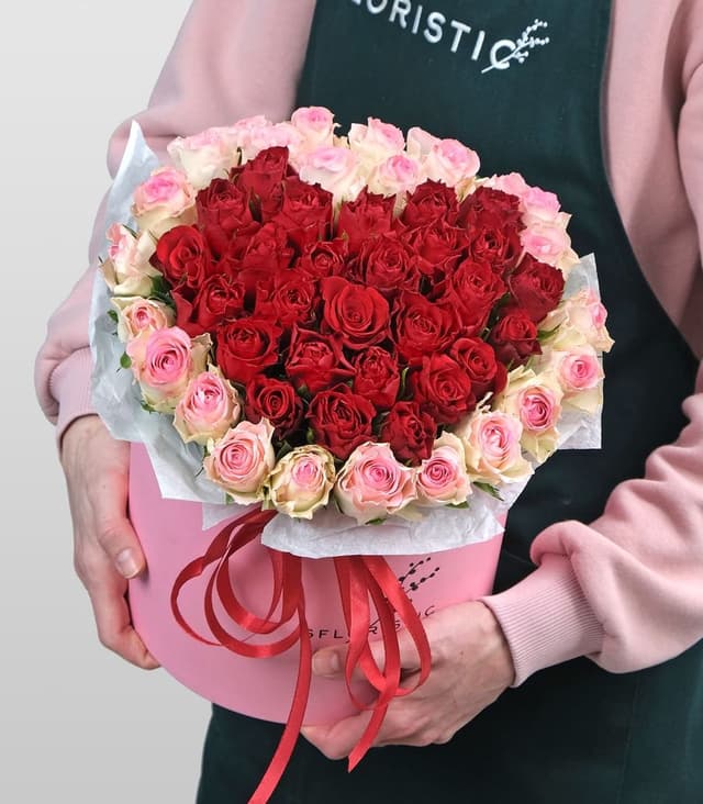 Композиция из кенийских роз Сердце в шляпной коробке «Пылкая Любовь» Композиция из кенийских роз Сердце в шляпной коробке «Пылкая Любовь»