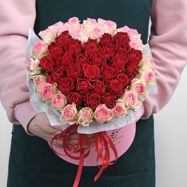 Композиция из кенийских роз Сердце в шляпной коробке «Пылкая Любовь» Композиция из кенийских роз Сердце в шляпной коробке «Пылкая Любовь»