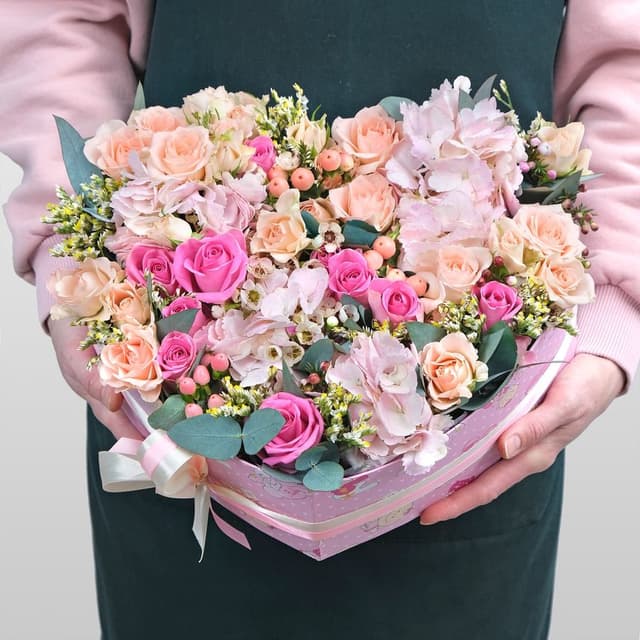 Композиция из Роз и Гортензии в коробке-сердце «Единственной» Композиция из Роз и Гортензии в коробке-сердце «Единственной»