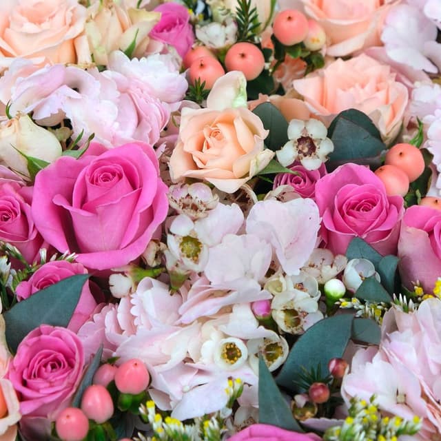 Композиция из Роз и Гортензии в коробке-сердце «Единственной» Композиция из Роз и Гортензии в коробке-сердце «Единственной»