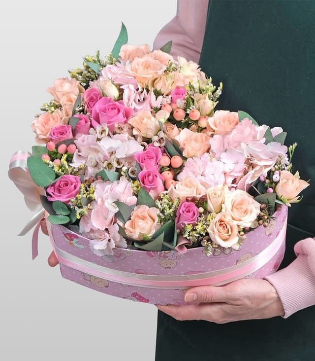 Композиция из Роз и Гортензии в коробке-сердце «Единственной» Композиция из Роз и Гортензии в коробке-сердце «Единственной»