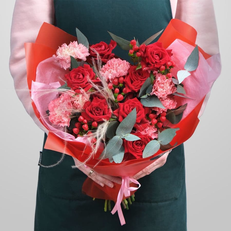 Букет из Роз и Гвоздики «Трогательной»