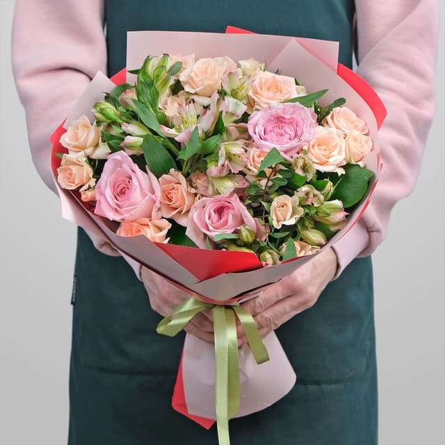 Букет из Альстромерии и кустовых роз «Сказочной» Букет из Альстромерии и кустовых роз «Сказочной»