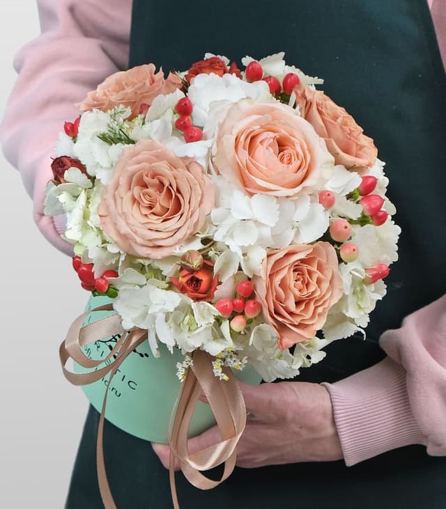 Композиция из Гортензии и Роз Капучино в шляпной коробке «Изумительной» Композиция из Гортензии и Роз Капучино в шляпной коробке «Изумительной»