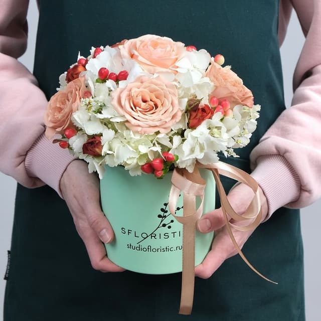 Композиция из Гортензии и Роз Капучино в шляпной коробке «Изумительной» Композиция из Гортензии и Роз Капучино в шляпной коробке «Изумительной»