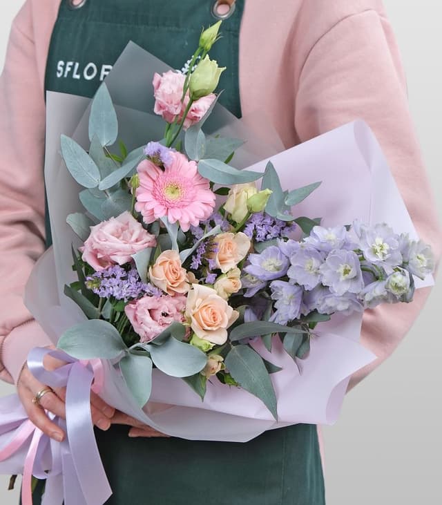 Букет из Дельфиниума, Герберы и Эустомы «Бесподобной» Букет из Дельфиниума, Герберы и Эустомы «Бесподобной»