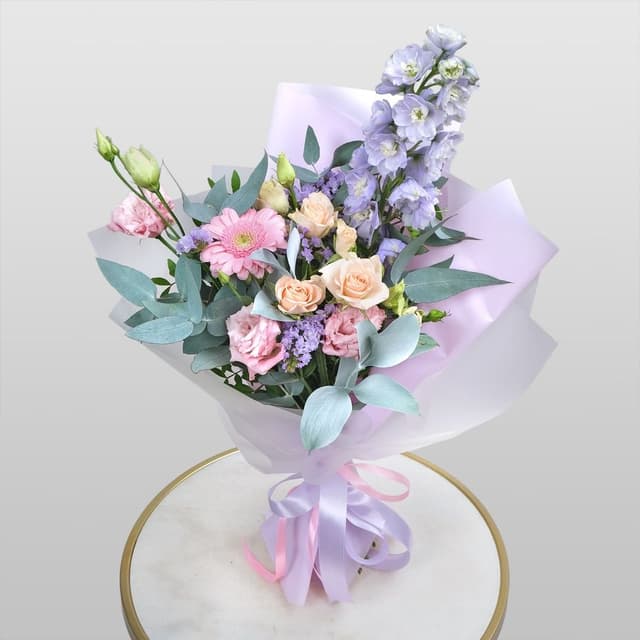 Букет из Дельфиниума, Герберы и Эустомы «Бесподобной» Букет из Дельфиниума, Герберы и Эустомы «Бесподобной»