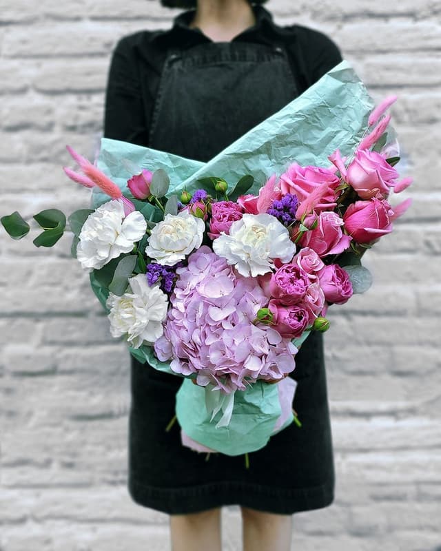 Букет из Гортензии, Розы России, Мистибаблс и Диантуса «Обольстительной» Букет из Гортензии, Розы России, Мистибаблс и Диантуса «Обольстительной»