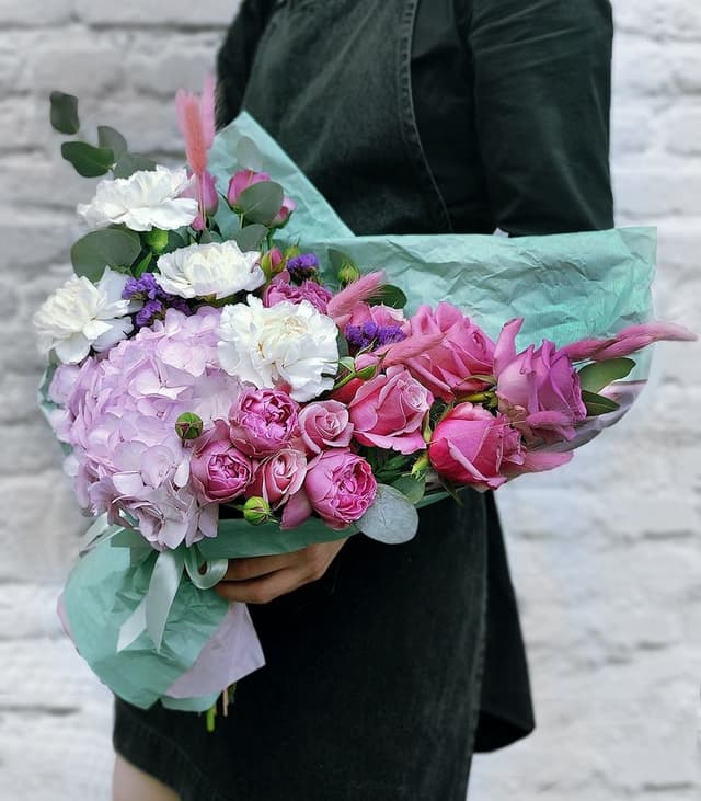 Букет из Гортензии, Розы России, Мистибаблс и Диантуса «Обольстительной» Букет из Гортензии, Розы России, Мистибаблс и Диантуса «Обольстительной»