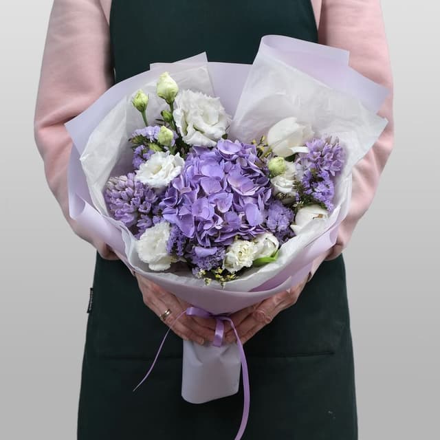 Букет из гортензии и тюльпанов «Обаятельной» Букет из гортензии и тюльпанов «Обаятельной»