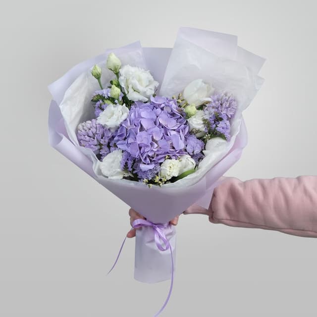 Букет из гортензии и тюльпанов «Обаятельной» Букет из гортензии и тюльпанов «Обаятельной»