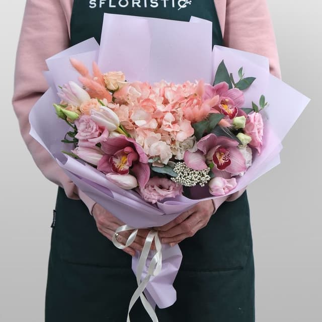 Букет из гортензии и кустовой розы «Игривой» Букет из гортензии и кустовой розы «Игривой»