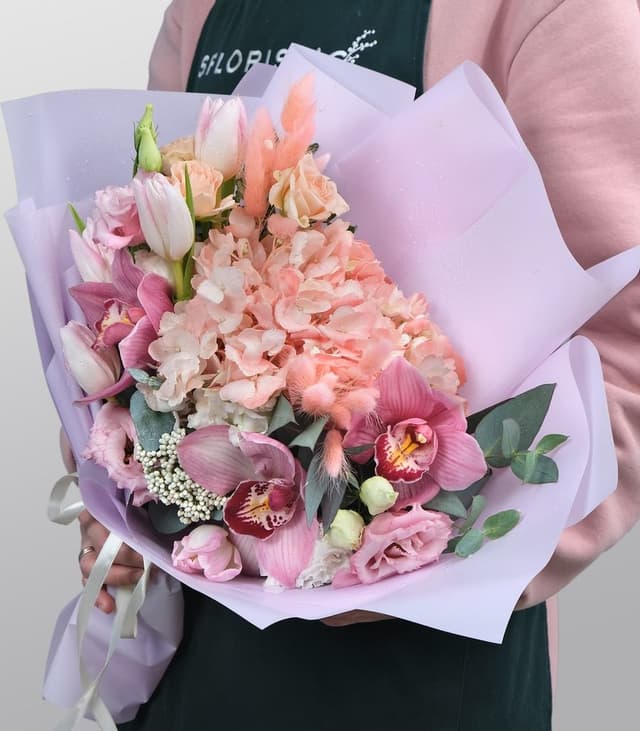 Букет из гортензии и кустовой розы «Игривой» Букет из гортензии и кустовой розы «Игривой»