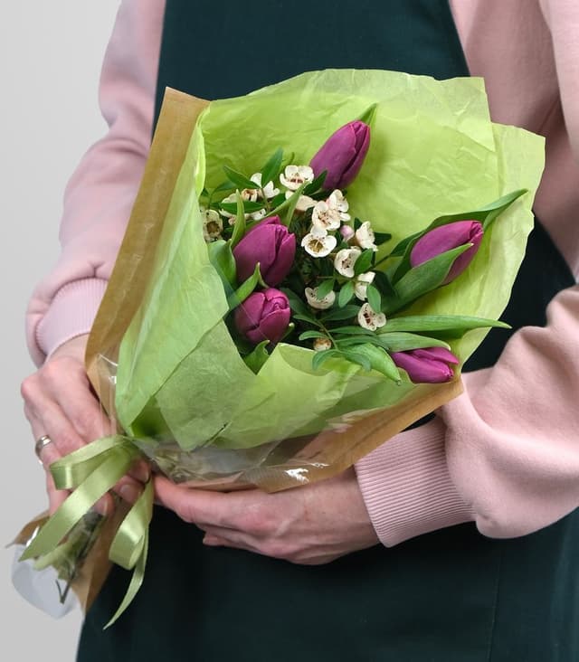 Букет из Тюльпанов и Хамелациума «Одурманивающей» Букет из Тюльпанов и Хамелациума «Одурманивающей»