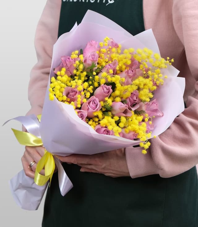 Букет из Роз и Мимозы «Цветущей» Букет из Роз и Мимозы «Цветущей»