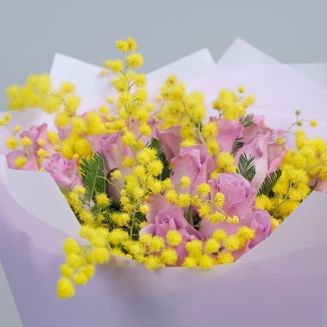 Букет из Роз и Мимозы «Цветущей» Букет из Роз и Мимозы «Цветущей»