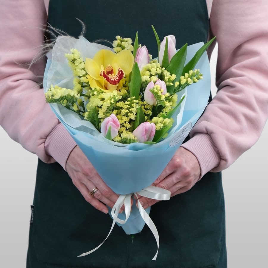 Букет из Орхидеи и Тюльпанов «Дружелюбной»