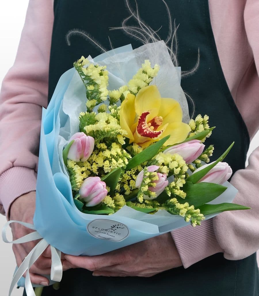 Букет из Орхидеи и Тюльпанов «Дружелюбной»