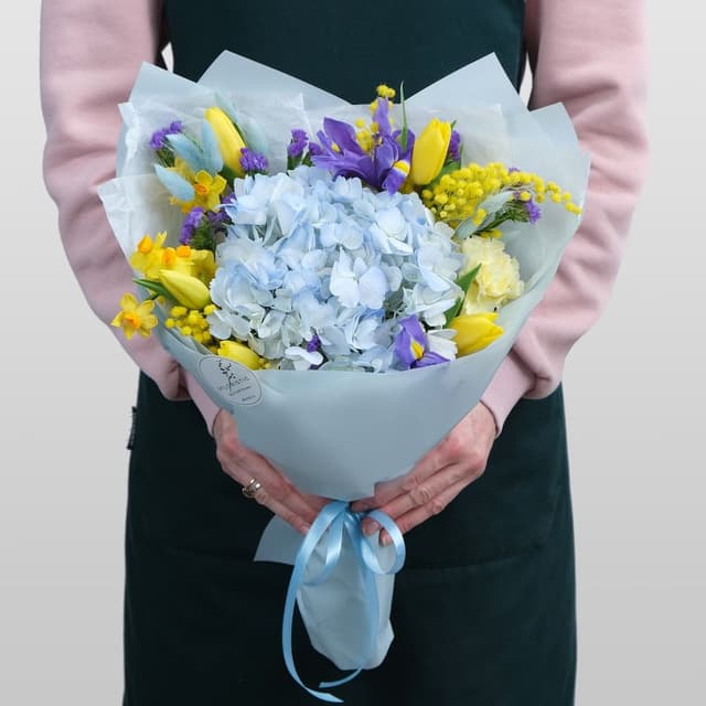 Букет из Гортензии, Мимозы и Ирисов «Умной» Букет из Гортензии, Мимозы и Ирисов «Умной»