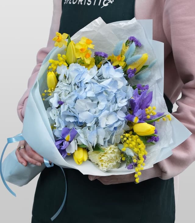 Букет из Гортензии, Мимозы и Ирисов «Умной» Букет из Гортензии, Мимозы и Ирисов «Умной»