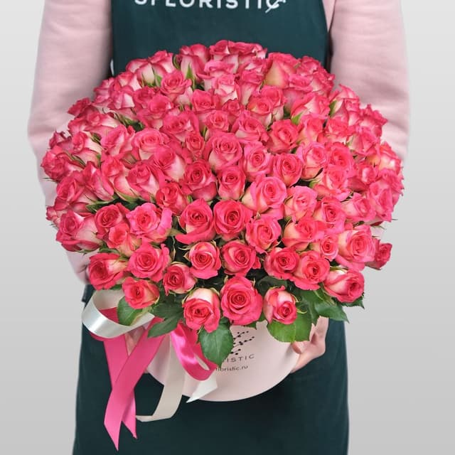 Композиция из розовых Роз Кения 101 шт в шляпной коробке «Божественной» Композиция из розовых Роз Кения 101 шт в шляпной коробке «Божественной»