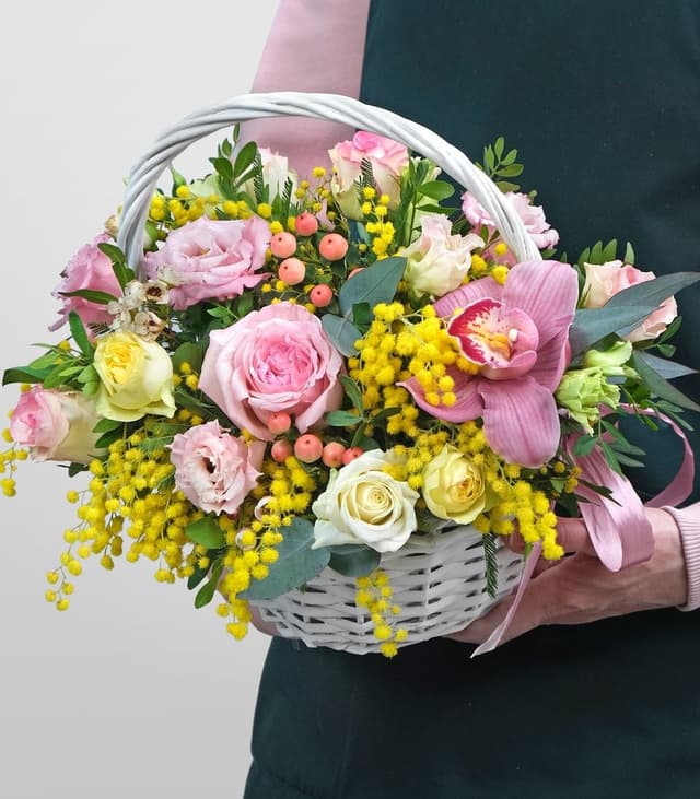 Композиция из Орхидеи, Мимозы и Роз в корзине «Умопомрачительной» Композиция из Орхидеи, Мимозы и Роз в корзине «Умопомрачительной»