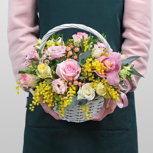 Композиция из Орхидеи, Мимозы и Роз в корзине «Умопомрачительной» Композиция из Орхидеи, Мимозы и Роз в корзине «Умопомрачительной»