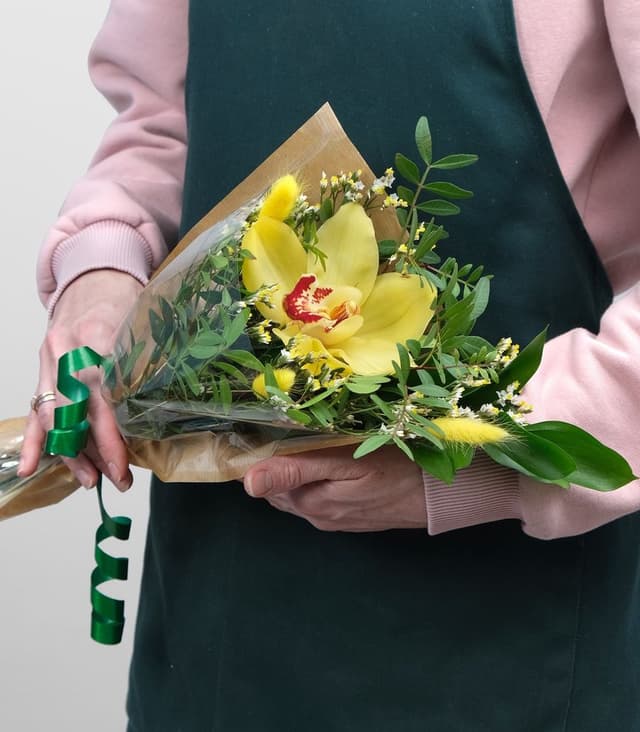 Букет из Орхидеи и Рускуса «Яркое солнышко» Букет из Орхидеи и Рускуса «Яркое солнышко»