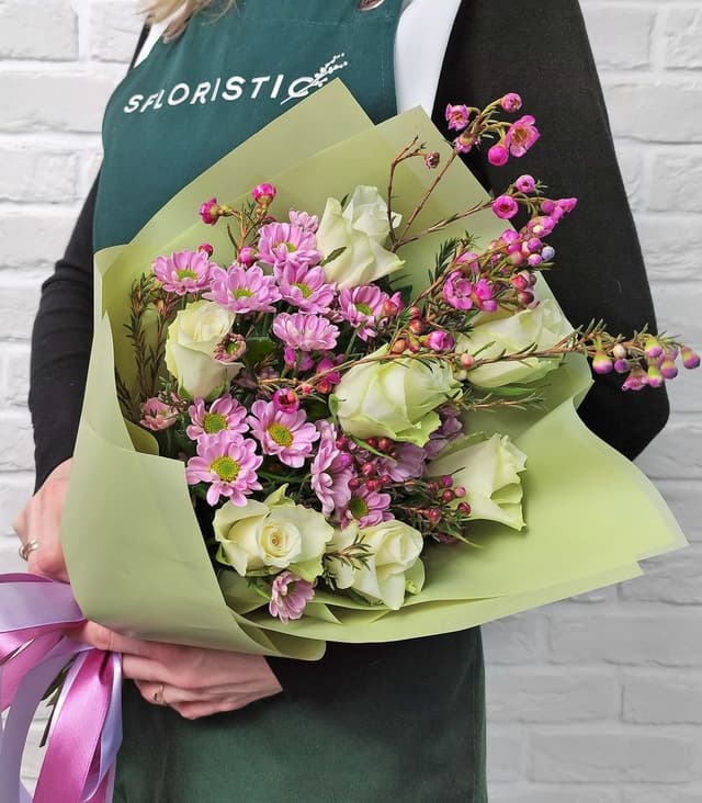 Букет из Кении, Кустовой Хризантемы и Ваксфлауэра «Геральдон» Букет из Кении, Кустовой Хризантемы и Ваксфлауэра «Геральдон»