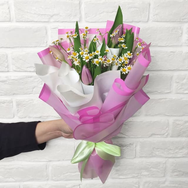 Букет из Тюльпанов и Матрикарии «Юная Любовь» Букет из Тюльпанов и Матрикарии «Юная Любовь»