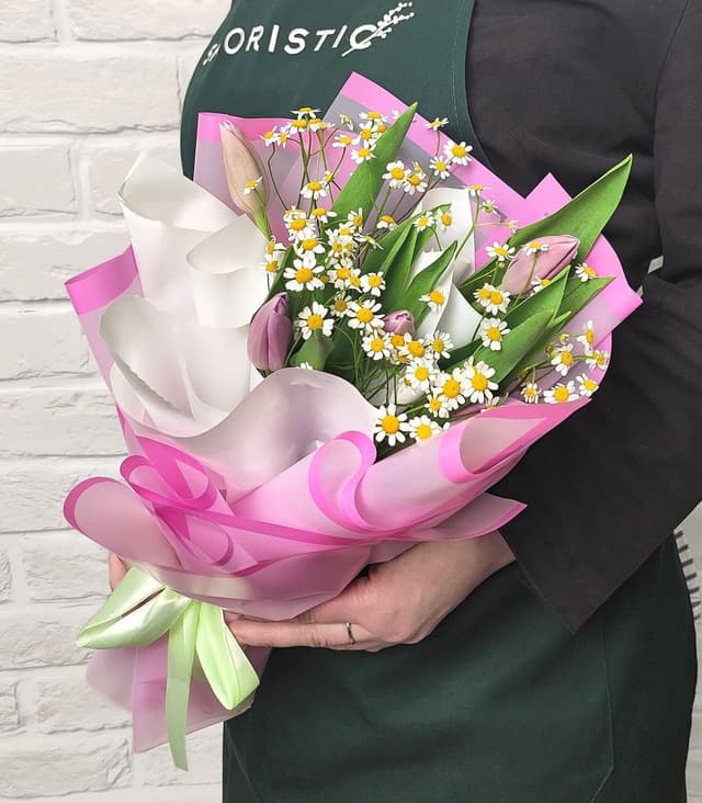 Букет из Тюльпанов и Матрикарии «Юная Любовь» Букет из Тюльпанов и Матрикарии «Юная Любовь»