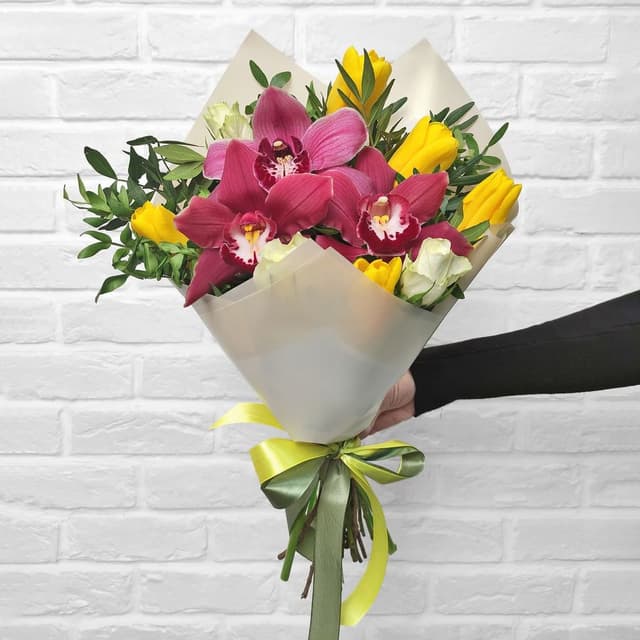 Букет из Тюльпанов, Желтой Орхидеи и Кении «Любовная Ностальгия» Букет из Тюльпанов, Желтой Орхидеи и Кении «Любовная Ностальгия»