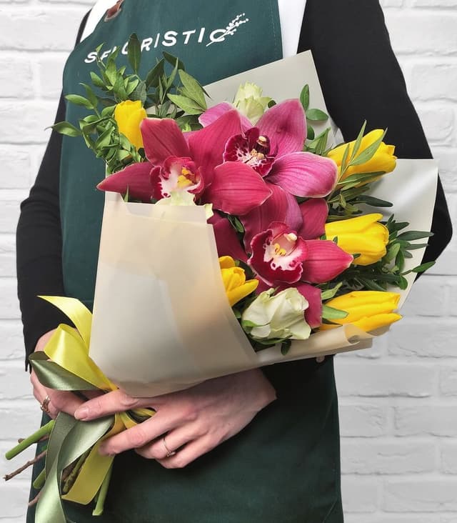 Букет из Тюльпанов, Желтой Орхидеи и Кении «Любовная Ностальгия» Букет из Тюльпанов, Желтой Орхидеи и Кении «Любовная Ностальгия»