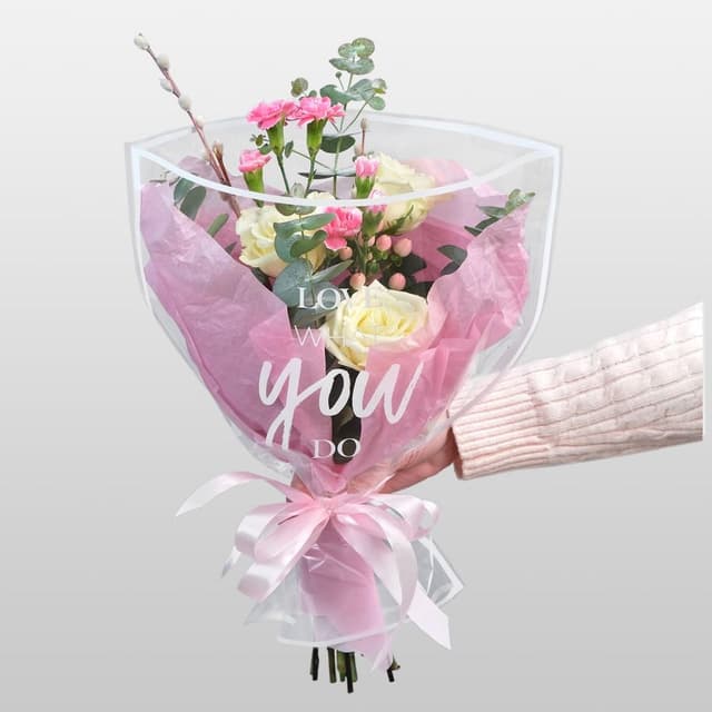 Букет из Роз, Гиперикума и Гвоздики «Королева Весна» Букет из Роз, Гиперикума и Гвоздики «Королева Весна»