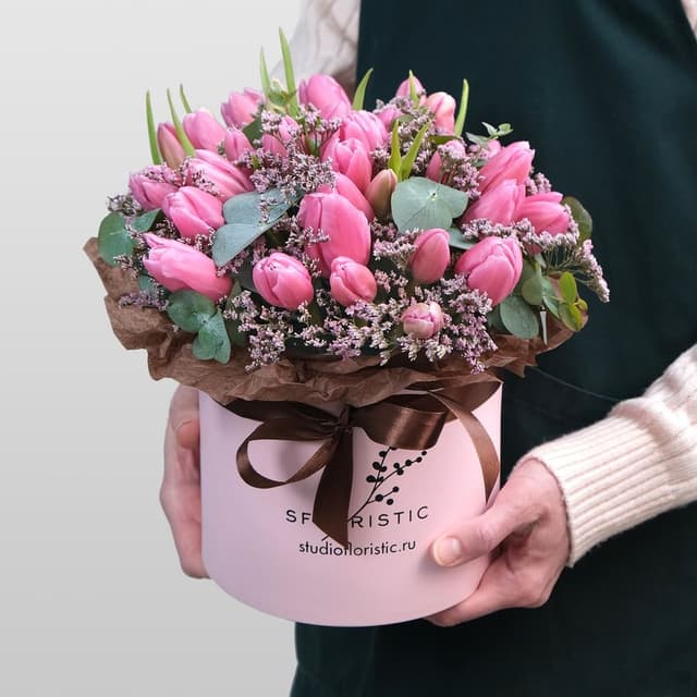 Композиция из Тюльпанов и Лимониума в шляпной коробке «Восторг» Композиция из Тюльпанов и Лимониума в шляпной коробке «Восторг»