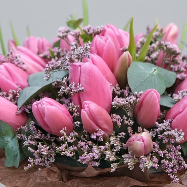 Композиция из Тюльпанов и Лимониума в шляпной коробке «Восторг» Композиция из Тюльпанов и Лимониума в шляпной коробке «Восторг»