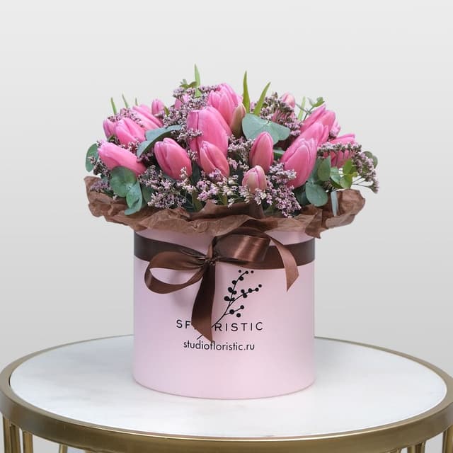 Композиция из Тюльпанов и Лимониума в шляпной коробке «Восторг» Композиция из Тюльпанов и Лимониума в шляпной коробке «Восторг»