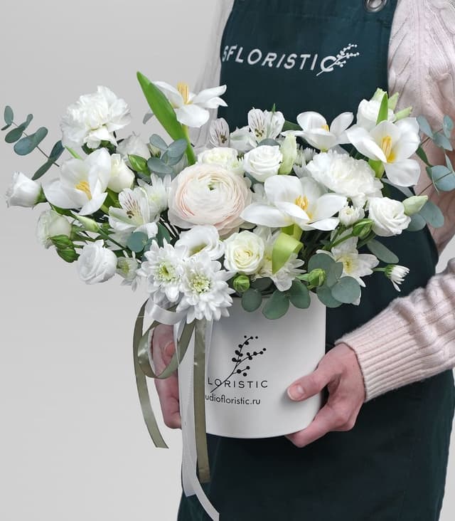 Композиция из Ранункулюса, Тюльпана и Эустомы в шляпной коробке «Белое Очарование» Композиция из Ранункулюса, Тюльпана и Эустомы в шляпной коробке «Белое Очарование»